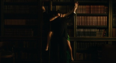 L'"Incontro amoroso" nella biblioteca, nel film Espiazione (2007)